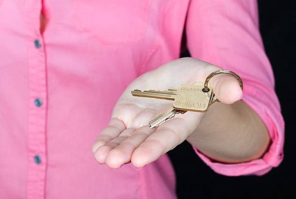 Qu'est-ce qu'un mandat semi-exclusif en immobilier et comment cela fonctionne-t-il?