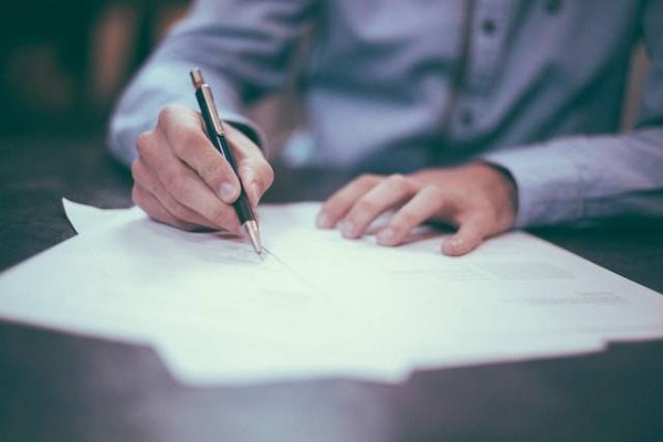 Quels sont les avantages et les inconvénients de signer un mandat immobilier avec une agence immobilière du Vieux Lille?
